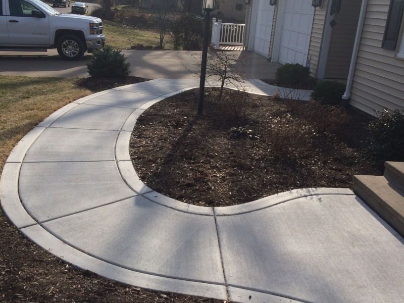 winding entry way with a broomed border
